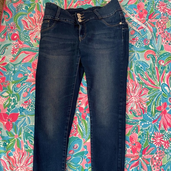 3/12 🌺Bella Jeans med. blue wash. Size 9 slim stretch jeans flower buttons - Picture 2 of 10